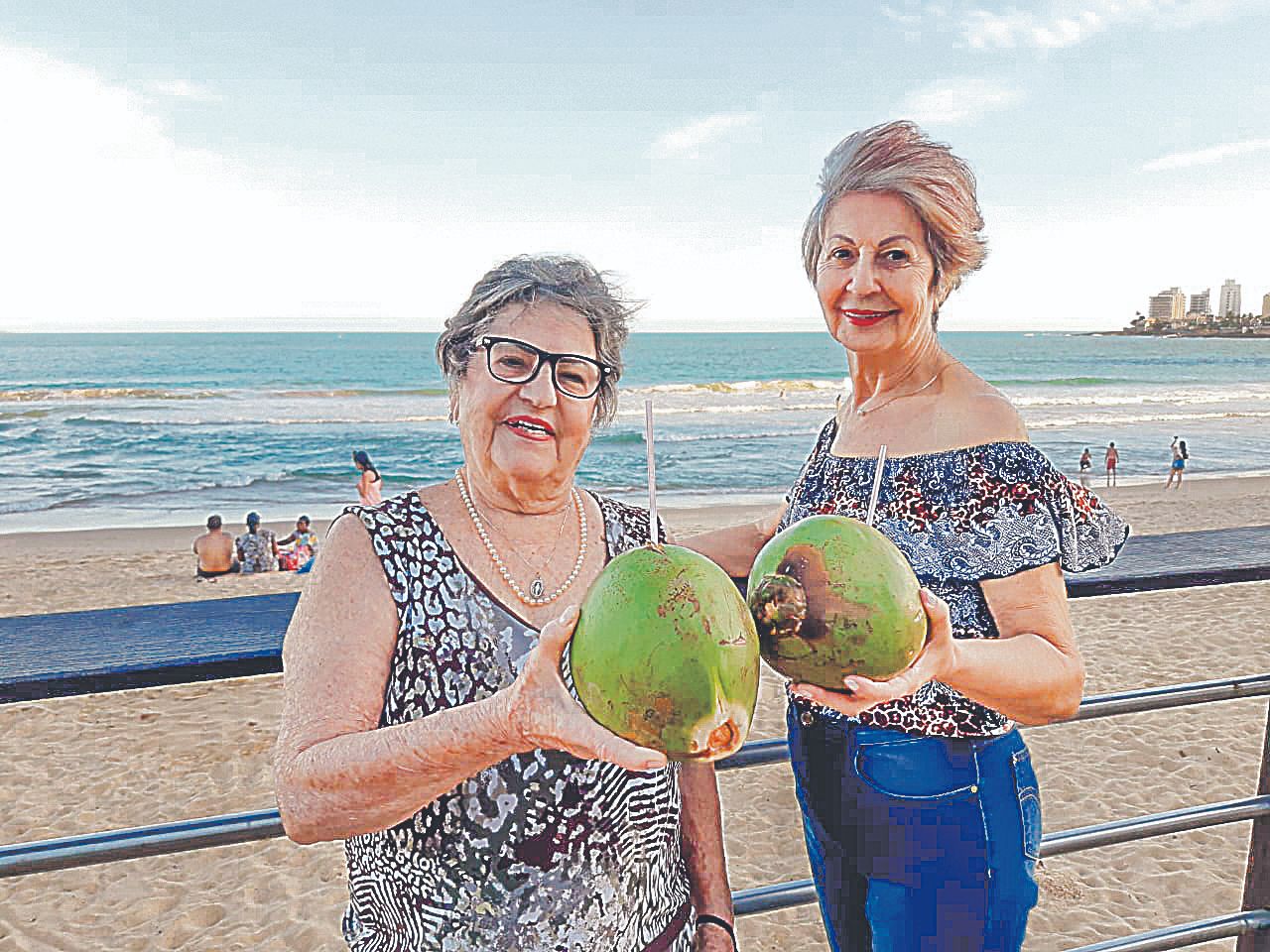 Maria da Glória Costa Santiago, de 86 anos, e Vera Celsa Teixeira, 80 (Foto: Roberta Bourguignon)