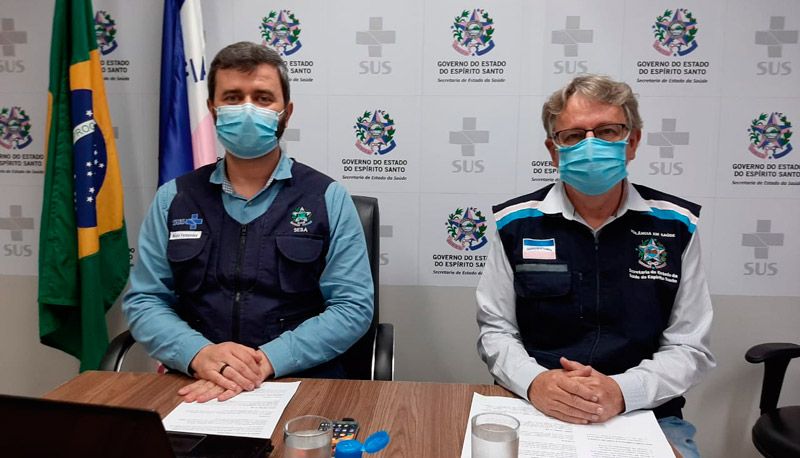 Nésio Fernandes e Luiz Carlos Reblin apresentaram novos dados sobre a covid-19 em coletiva (Foto: Assessoria / SESA)