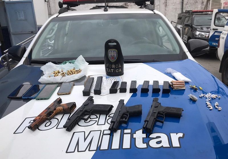 Armas e drogas foram apreendidas pela Polícia Militar (Foto: Divulgação/ PMES)