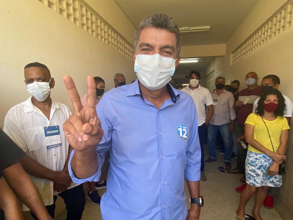 Sérgio Vidigal votou pela manhã na Escola Professora Maria Istela Modenesi, em Jacaraípe. (Foto: Divulgação)