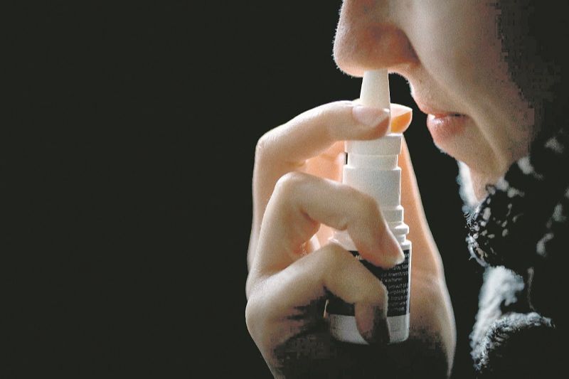 Paciente utiliza antidepressivo em forma de spray, que age no cérebro (Foto: Divulgação)