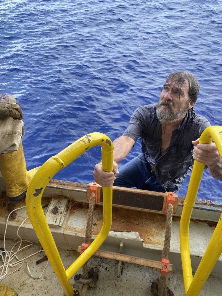 Stuart Bee, de 62 anos, foi salvo após barco naufragar (Foto: Reprodução/Facebook U.S. Coast Guard Southeast )