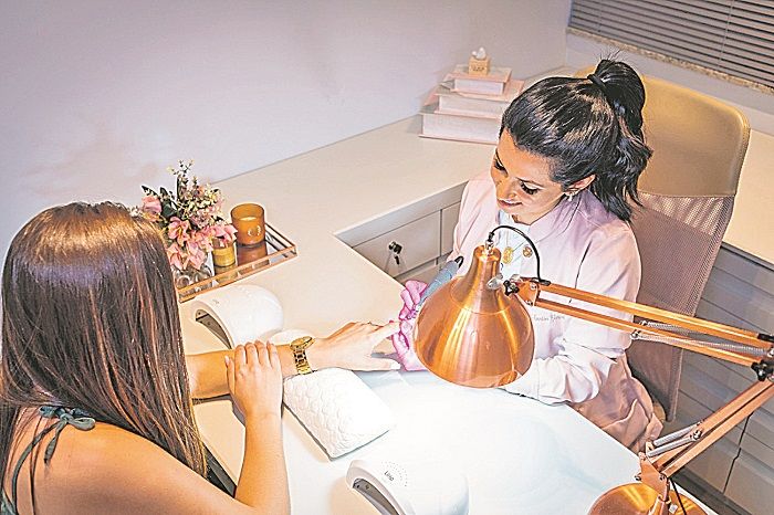 Tamires Gonçalves acredita que o ano de 2021 será marcado por nail arts ousadas, elegantes e delicadas (Foto: Divulgação)
