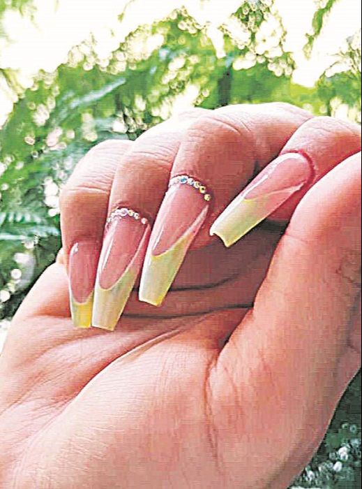 Arte com pedras nas cutículas (Foto: Divulgação)