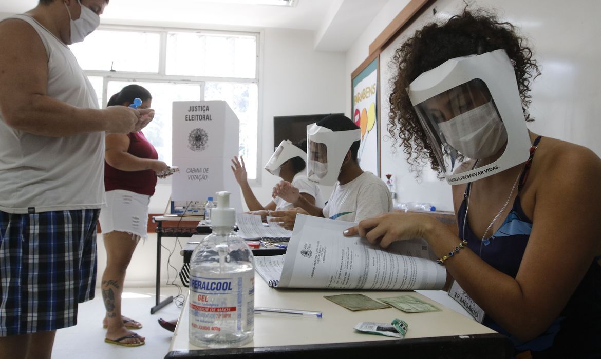 Eleitores votam (Foto: Fernando Frazão/ Agência Brasil)