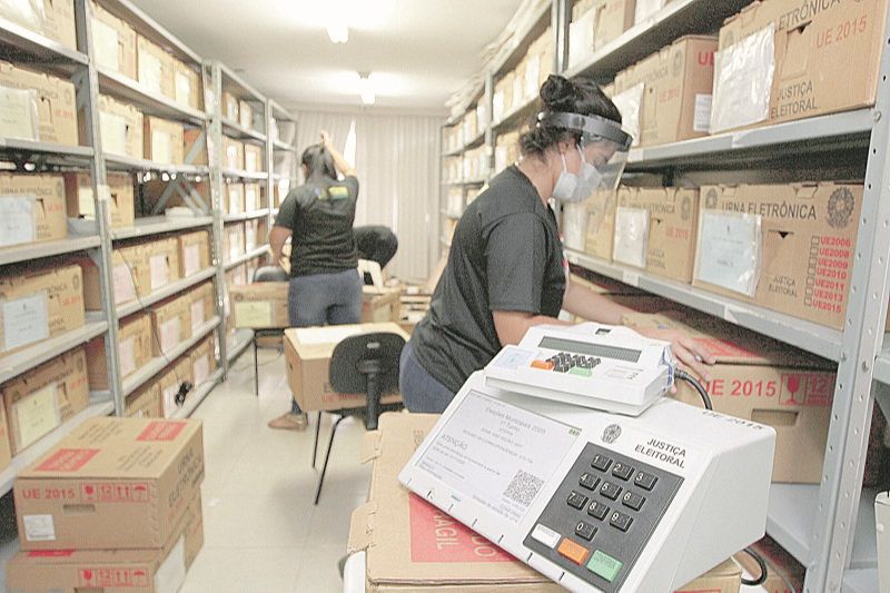 Urnas eletrônicas sendo preparadas em cartório de Vitória. (Foto: Kadidja Fernandes/AT)