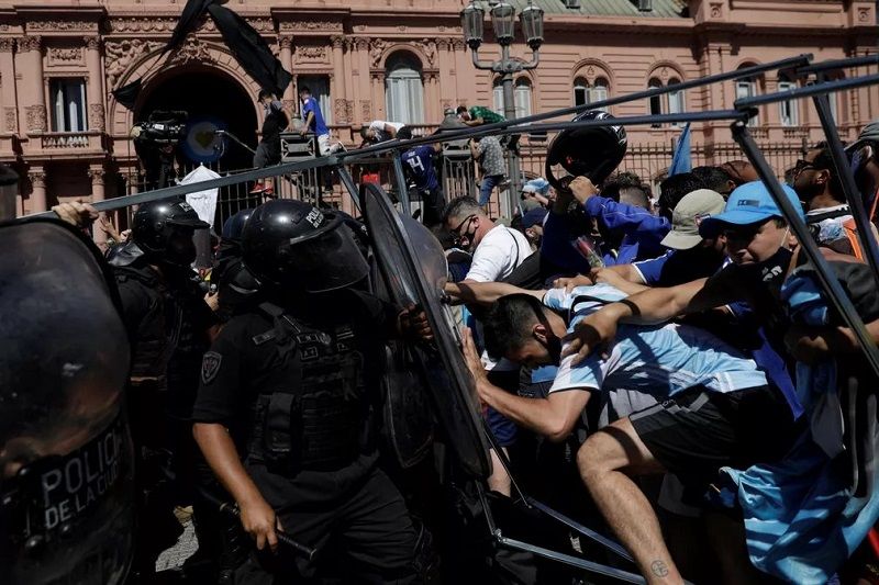 Fãs do argentino e policiais entraram em conflito durante velório após pessoas tentarem derrubar as grades de proteção para ganhar espaço na longa fila (Foto: Divulgação/ Twitter)