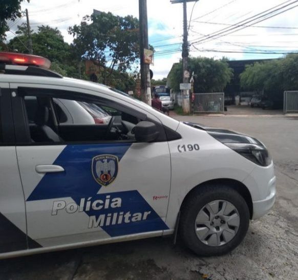 Viatura da polícia em Vila Bethânia, Viana (Foto: Fábio Nunes/AT)
