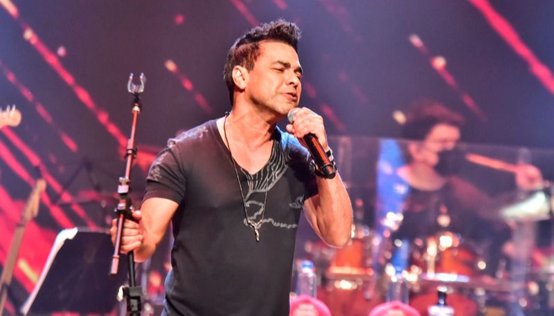 Zezé di Camargo, durante live em homenagem ao Dia dos Pais (Foto: Leo Franco / AgNews)