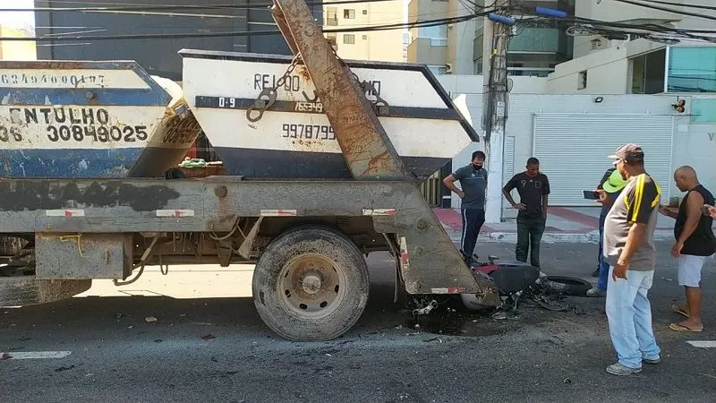 Imagem ilustrativa da imagem Acidente com moto e caminhão-caçamba deixa um morto na orla de Vila Velha
