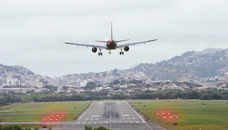 Avião durante pouso no aeroporto de Vitória: administração disse que terminal vai receber novas lojas