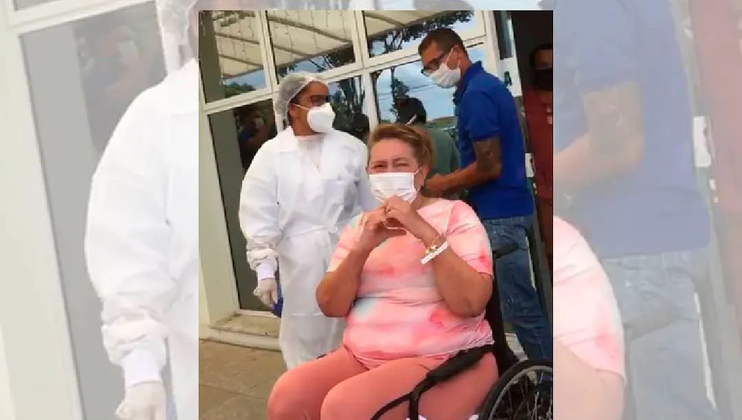 Imagem ilustrativa da imagem Covid: Médica que estava com 90% dos pulmões comprometidos recebe alta do hospital