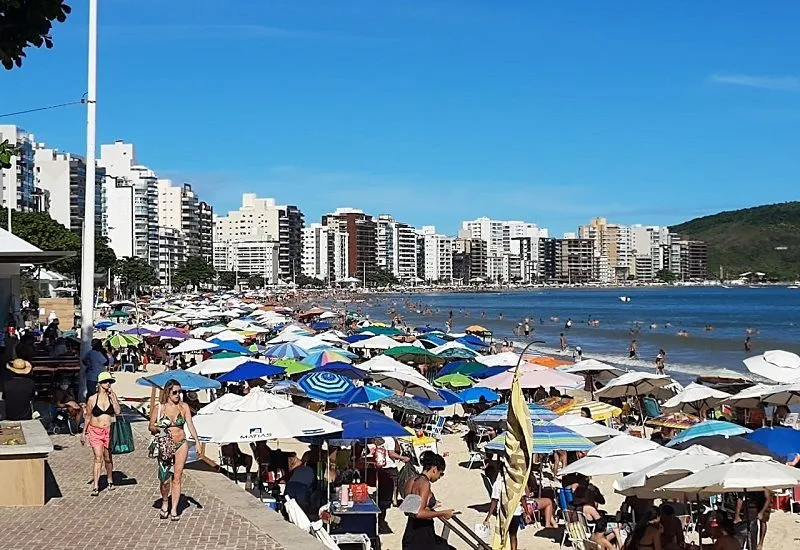 Imagem ilustrativa da imagem Pedido é de não aglomeração, mas praias de Guarapari estão lotadas