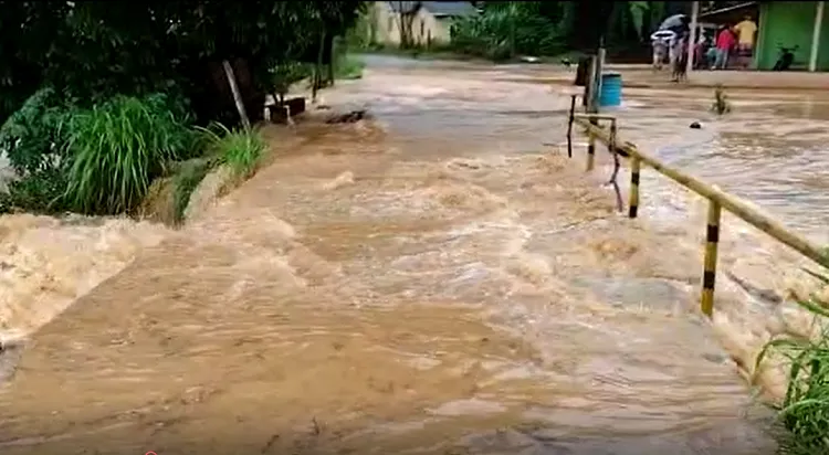 Imagem ilustrativa da imagem VÍDEOS | Em minutos, água encobre ponte no Sul do Estado: "Agora é só arriscando"