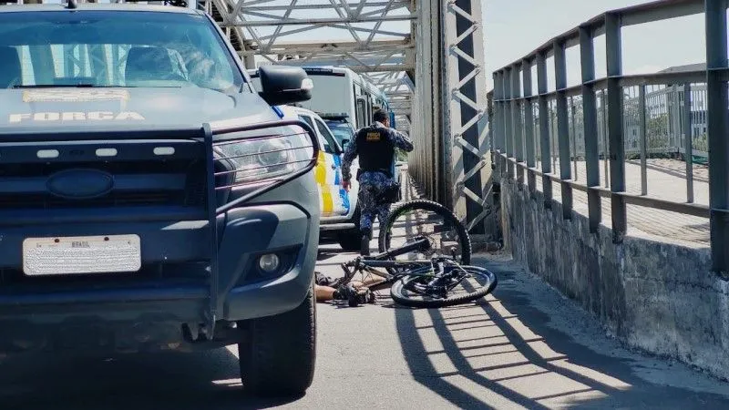 Imagem ilustrativa da imagem Ciclista morre atropelado por ônibus do Transcol na Cinco Pontes