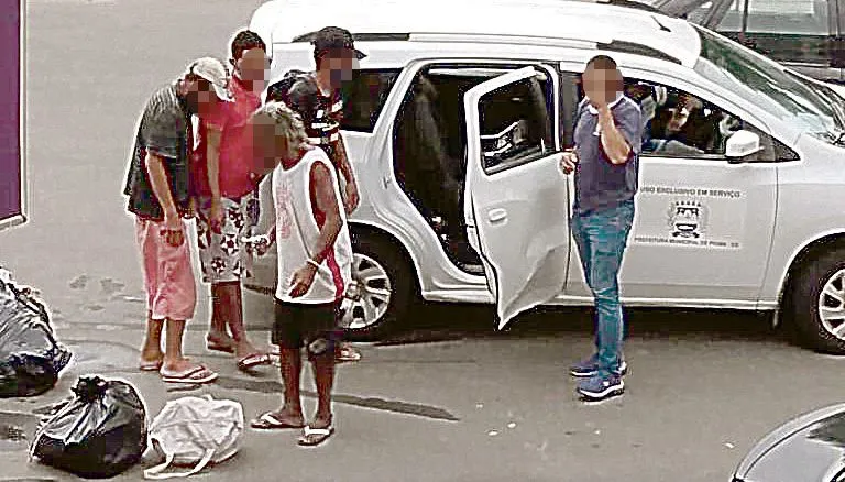 Imagem ilustrativa da imagem Prefeitura de Piúma é acusada de levar moradores de rua para Guarapari
