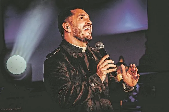 Imagem ilustrativa da imagem Live com o padre Anderson neste sábado na TV Tribuna/SBT