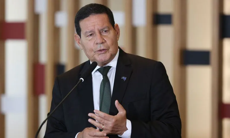 Imagem ilustrativa da imagem "É lógico que vai ter eleição. Não somos república de banana", diz Mourão