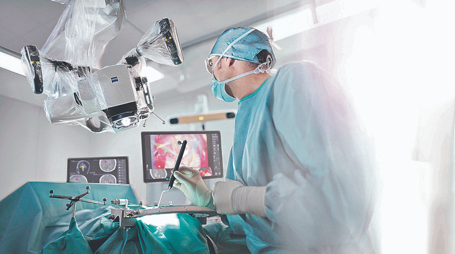 Batizado de Zeiss KINEVO 900, o equipamento é considerado o melhor e mais moderno microscópio neurocirúrgico do mundo