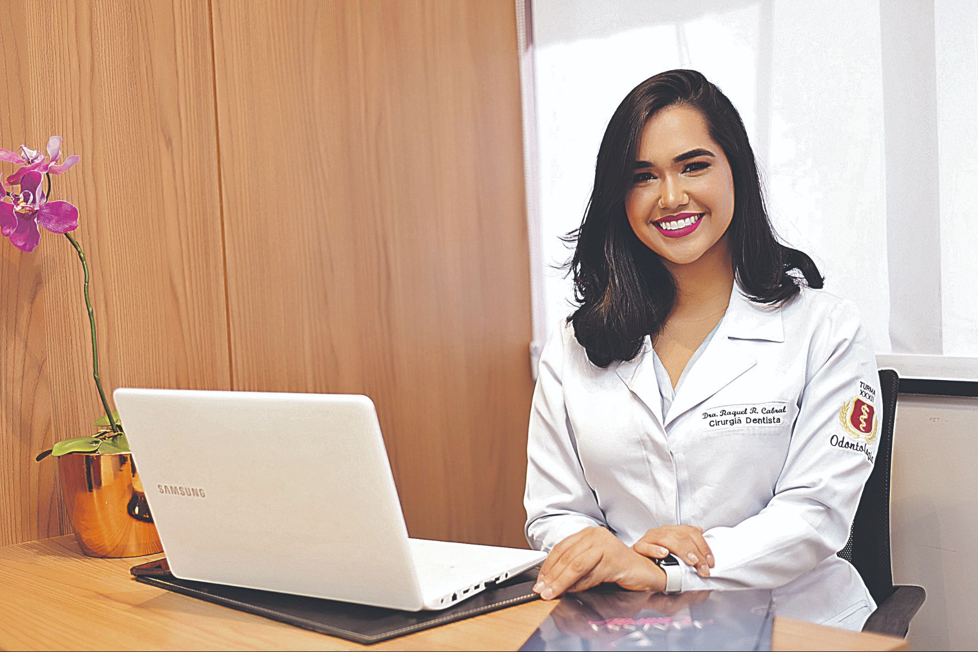 A dentista Raquel Cabral explica que a técnica é realizada na papada e nas bochechas, garantindo um rosto definido e com contornos bem marcados