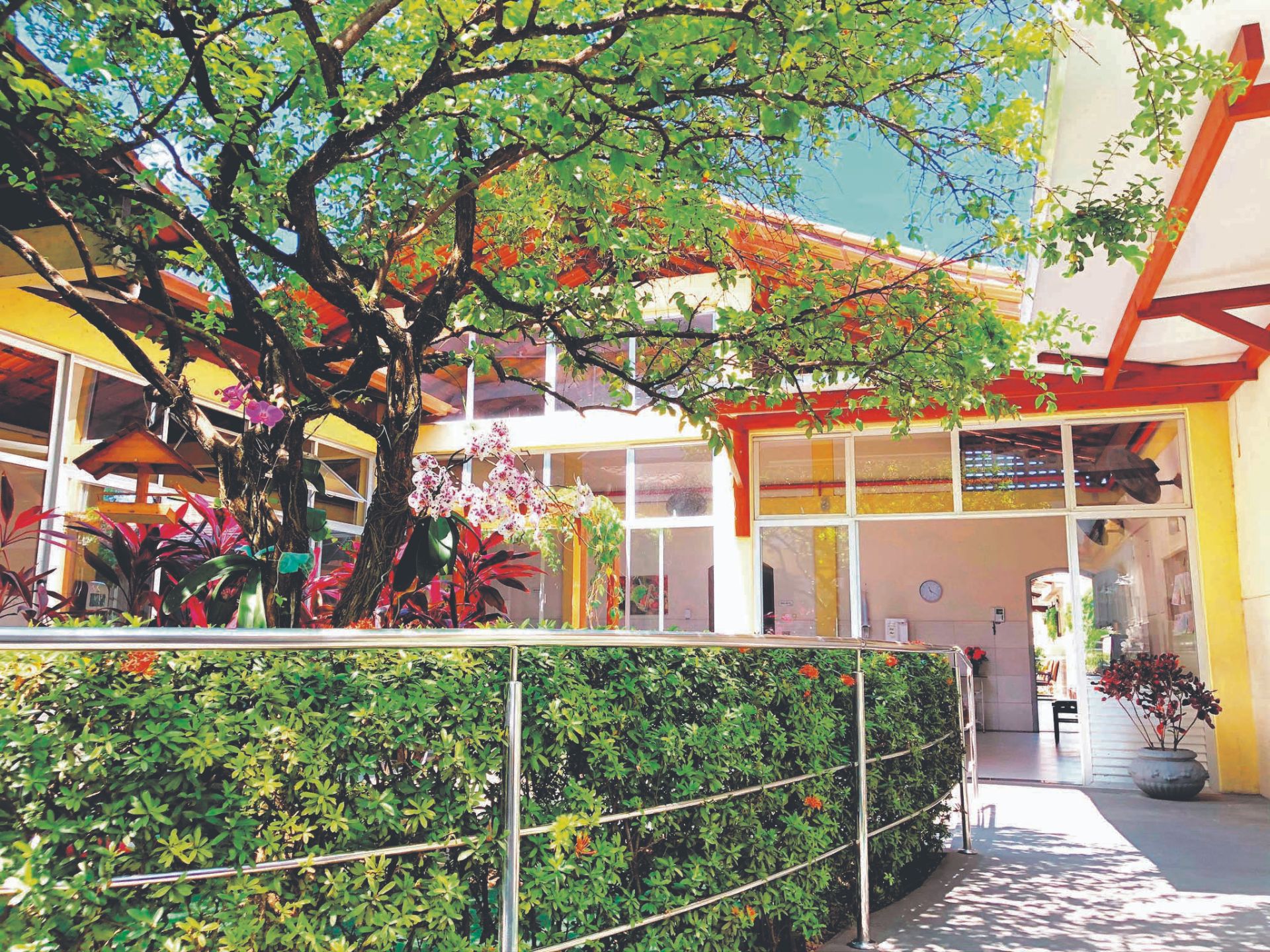 AMI Residência Assistida, em Jardim Camburi, tem quartos climatizados individuais, duplos e suítes exclusivas