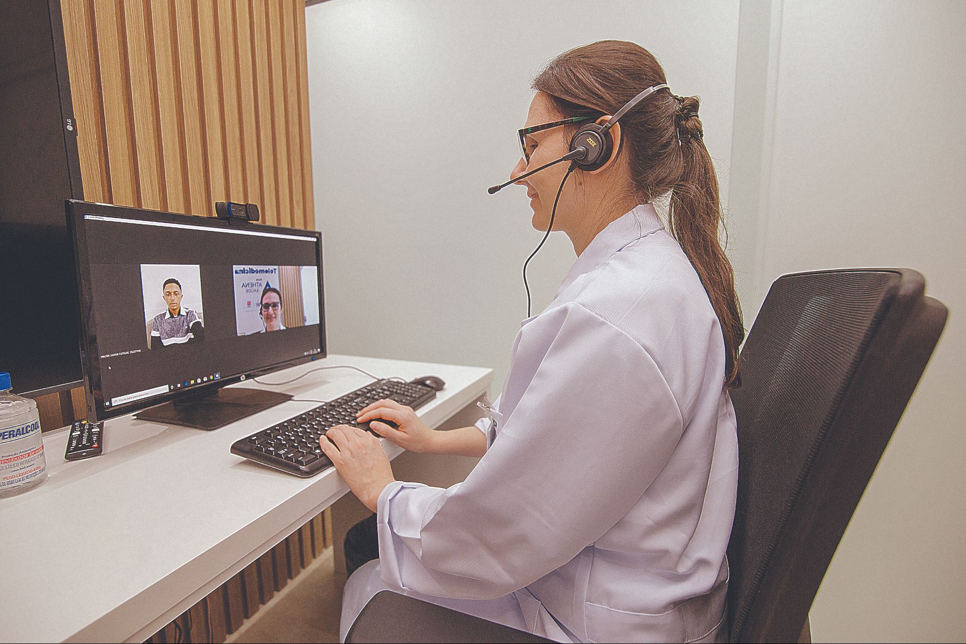 Médica atende paciente em consulta virtual: ferramenta oferece mais comodidade no atendimento