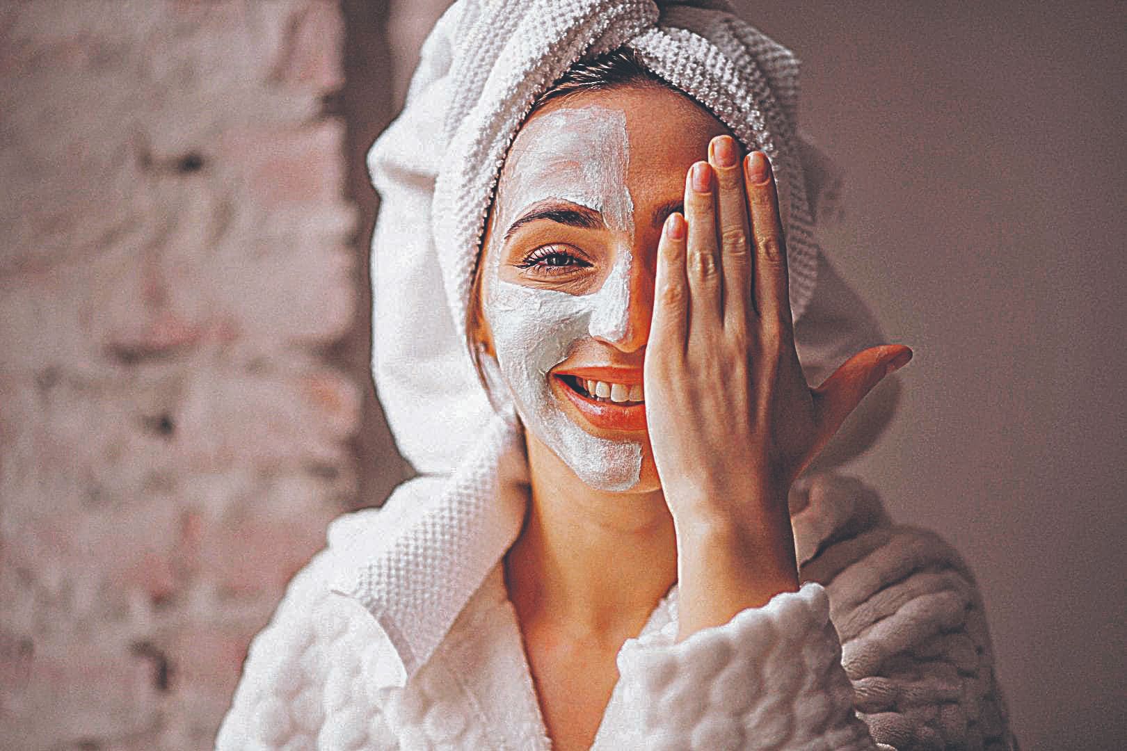 Além de manter hábitos saudáveis, é importante adotar uma rotina de skin care, que deve ser orientada por um dermatologista