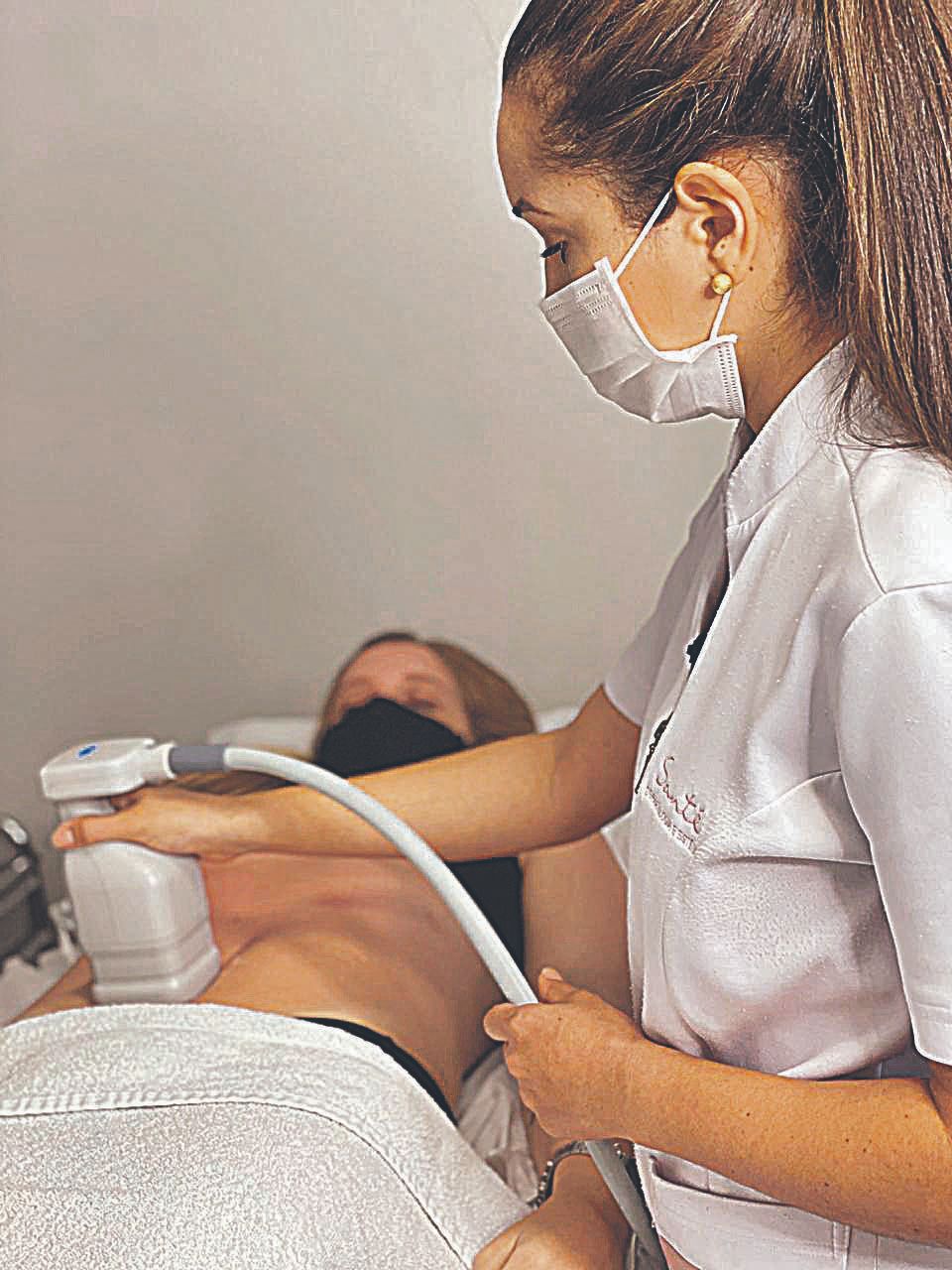 Paciente faz procedimentos estéticos para manter o corpo em forma na estação mais quente do ano