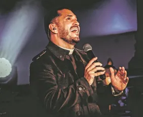 Imagem ilustrativa da imagem Live com o padre Anderson neste sábado na TV Tribuna/SBT