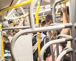 Imagem ilustrativa da imagem Ônibus superlotado