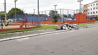 Imagem ilustrativa da imagem Lixo acumulado em calçada da praça de André Carloni