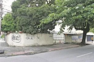 Imagem ilustrativa da imagem Terreno abandonado usado por morador de rua