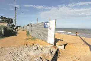 Imagem ilustrativa da imagem Tapume fecha acesso à praia