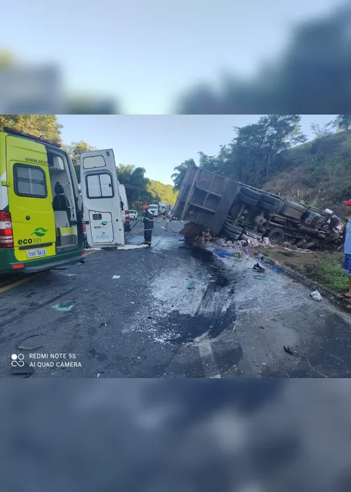 Imagem ilustrativa da imagem Acidente entre caminhão, van e carro interdita a BR-101