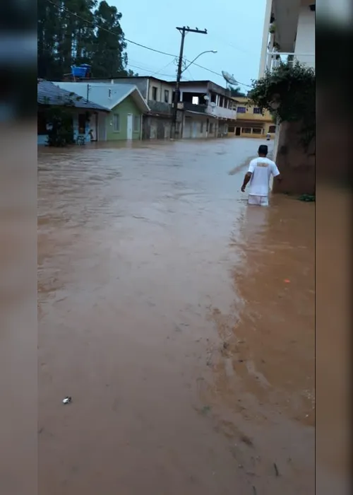 
          Imagem ilustrativa da imagem Chuva causa alagamentos e interdição de rodovia em Muniz Freire
          