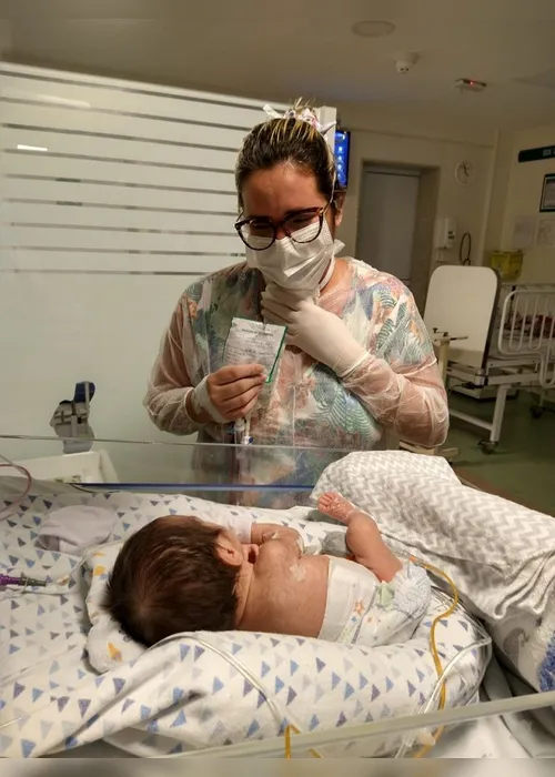 Imagem ilustrativa da imagem VÍDEO | Bancária que teve bebê em UTI encontra filho pela primeira vez