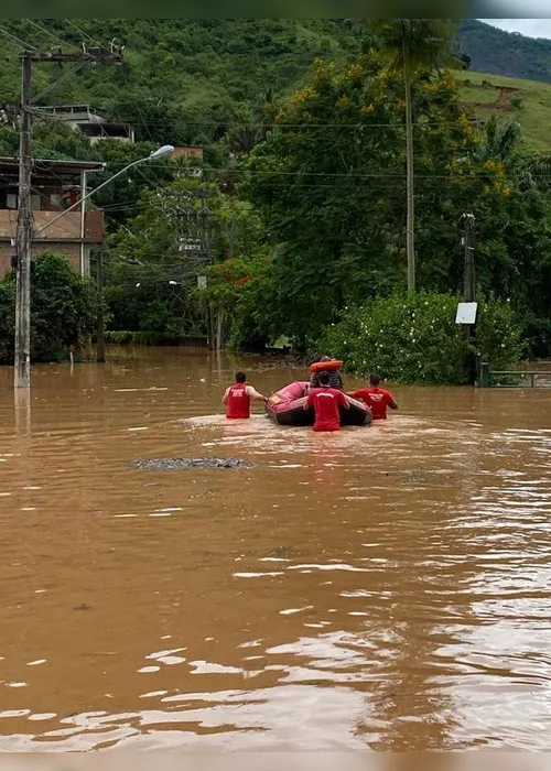 
          Imagem ilustrativa da imagem VÍDEO | Idosa de 82 anos com Covid é resgatada pelos Bombeiros em Castelo
          