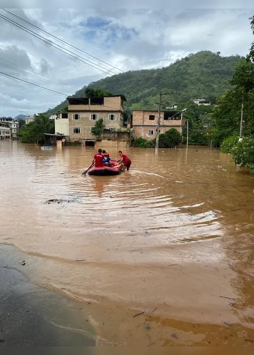 
          Imagem ilustrativa da imagem VÍDEO | Idosa de 82 anos com Covid é resgatada pelos Bombeiros em Castelo
          