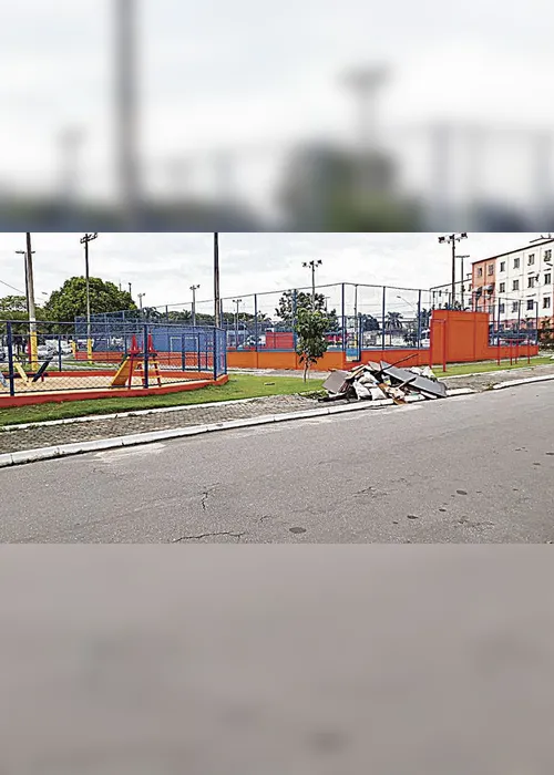 
          Imagem ilustrativa da imagem Lixo acumulado em calçada da praça de André Carloni
          