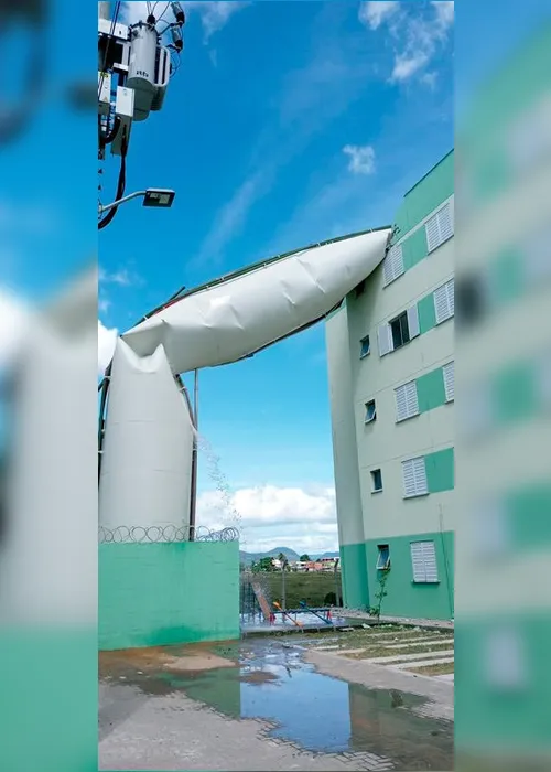 
          Imagem ilustrativa da imagem Caixas d'água desabam, atingem prédio e deixam um ferido em Cariacica
          