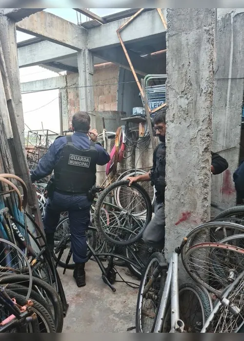 Imagem ilustrativa da imagem VÍDEO | Bicicletas roubadas e avaliadas em até R$ 3 mil são recuperadas em oficina em Vila Velha