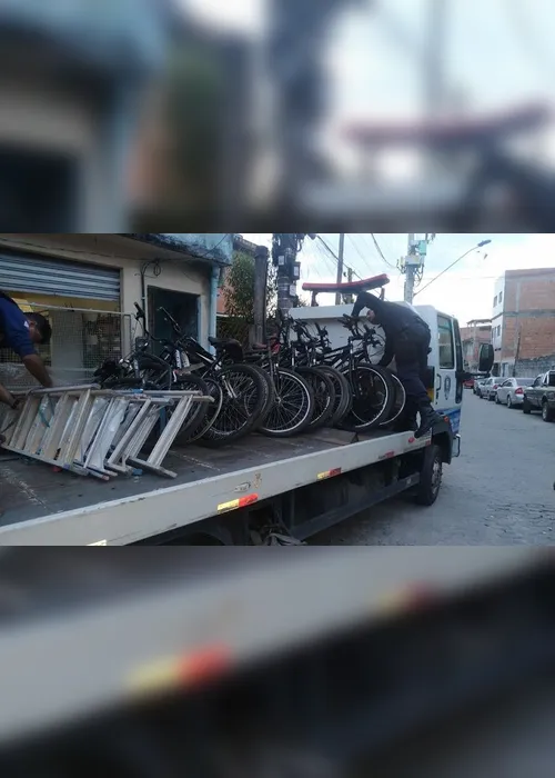 Imagem ilustrativa da imagem VÍDEO | Bicicletas roubadas e avaliadas em até R$ 3 mil são recuperadas em oficina em Vila Velha