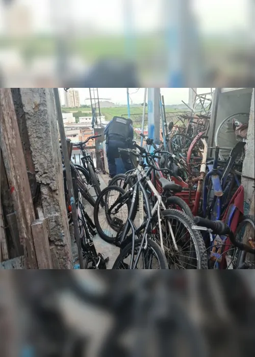Imagem ilustrativa da imagem VÍDEO | Bicicletas roubadas e avaliadas em até R$ 3 mil são recuperadas em oficina em Vila Velha