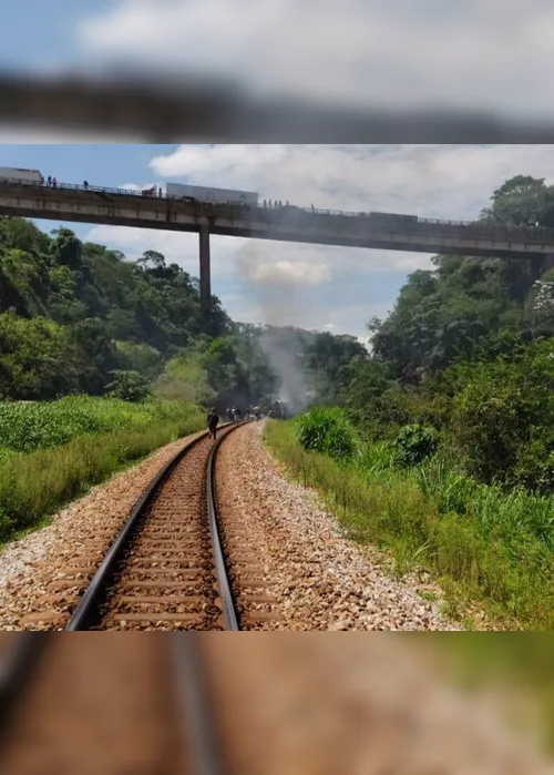 
          Imagem ilustrativa da imagem Ônibus cai de viaduto e deixa mais de 10 mortos em Minas Gerais
          