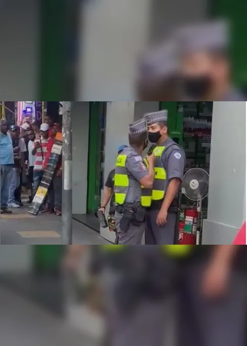 
          Imagem ilustrativa da imagem Policial militar ameaça colega de farda com arma diante de multidão. Veja o vídeo
          