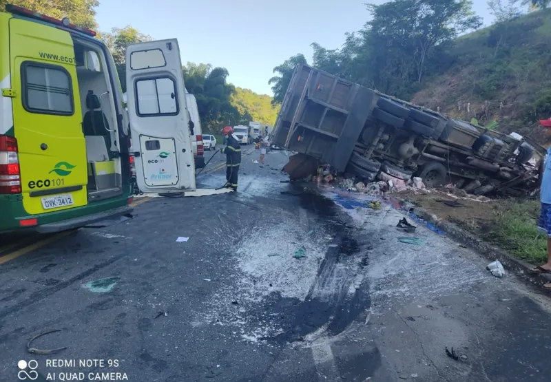 Caminhão, van e carro se envolveram em acidente na BR-101