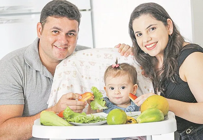 A assistente adiministrativa Francieli Ciciliotti, o marido, Rodrigo Ciciliotti, e a filha, Endy, de 8 meses