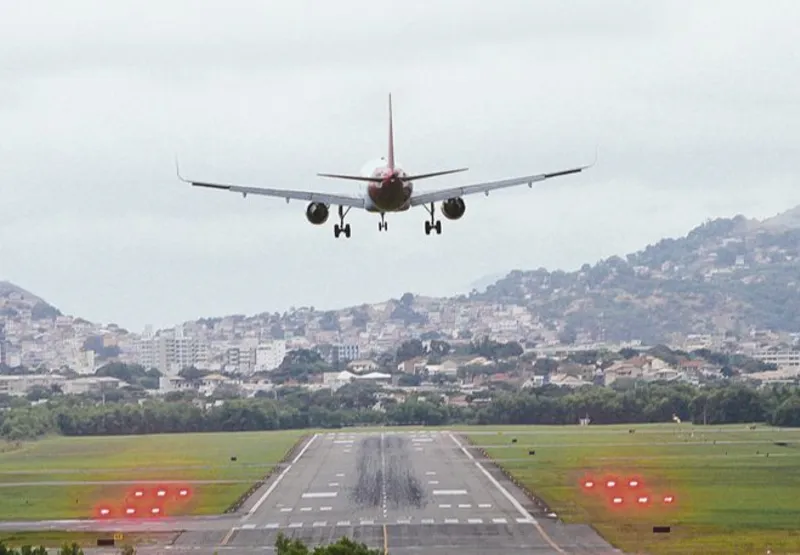 Avião durante pouso no aeroporto de Vitória: administração disse que terminal vai receber novas lojas