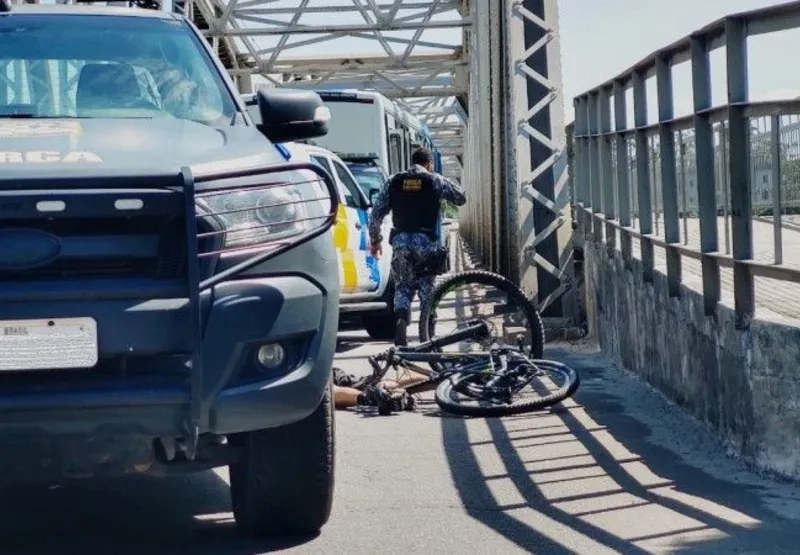 Ciclista foi atropelado por ônibus na ponte Florentino Avidos quando seguia de Vitória para Vila Velha.