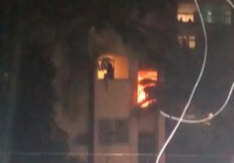 O incêndio acontece em um apartamento do terceiro andar